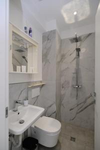 Real Modern Rapallo Retreat 2 Balconies 7-min Walk to Beach Sleeps 6