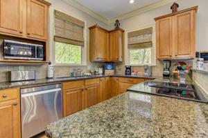 Camp MJ | Big Canoe | Sleeps 13, Stone Fireplace Porch + Hot Tub