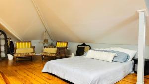 Charming BOHO Loft Retreat with King and Queen Bed
