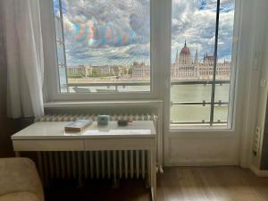 Parliament view cozy apartment with balcony