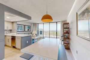 Sea Colony Ocean 2nd floor condo with elevator & gym near beach