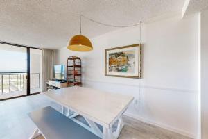 Sea Colony Ocean 2nd floor condo with elevator & gym near beach