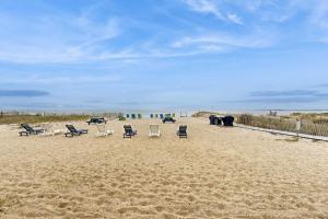 Oceanfront studio with lovely views AC & great location - dogs welcome