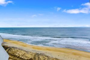 Oceanfront condo with ocean view private washer & dryer central AC and pool access