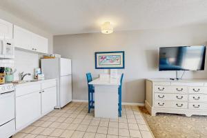 Oceanfront studio suite with amazing views patio & AC - dogs welcome