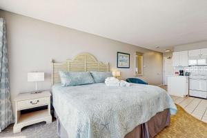Oceanfront studio suite with amazing views patio & AC - dogs welcome