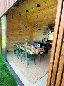 Mănăstirii Chalet - Wood, Glass & Silence