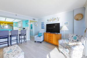 Wonderful Condo Located Right on the Beach with Shared Pool & Sauna Free WiFi