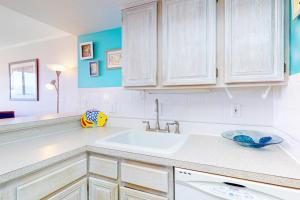 Wonderful Condo Located Right on the Beach with Shared Pool & Sauna Free WiFi