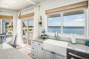 CJ286FLR LUX-Parrotfish Point
