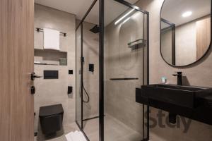 Sunlit 2BR Wellness Apt with Free Massage JVT