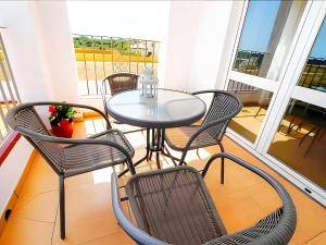 Apartamento con piscina compartida y parking gratis cerca de Tartessus