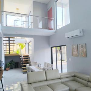 Modern Luxury Villa Near Downtown