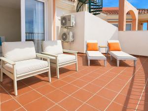 Spacious 2 bed penthouse apartment, sea views