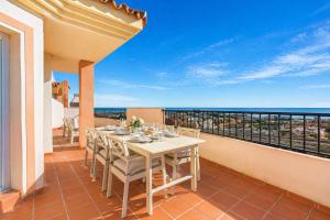 Spacious 2 bed penthouse apartment, sea views