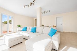 Spacious 2 bed penthouse apartment, sea views