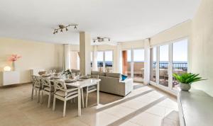 Spacious 2 bed penthouse apartment, sea views