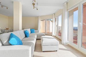 Spacious 2 bed penthouse apartment, sea views