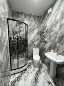 Peaceful Minimalist Stay, 2 Baths, Shopping Nearby