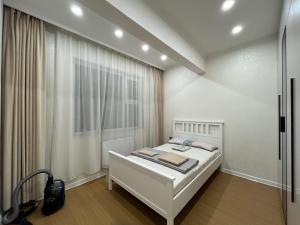 Peaceful Minimalist Stay, 2 Baths, Shopping Nearby