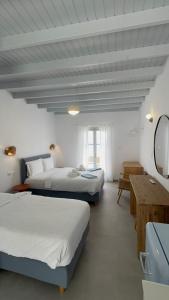 Nikolas Rooms