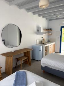 Nikolas Rooms