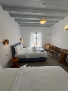 Nikolas Rooms
