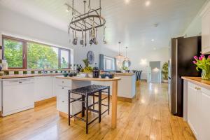 6 Bed in Hersham oc-t29211