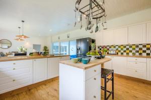 6 Bed in Hersham oc-t29211