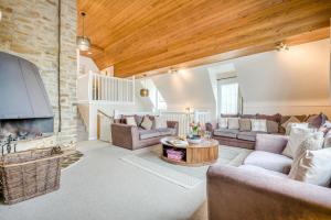 6 Bed in Hersham oc-t29211