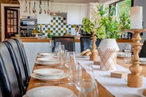 6 Bed in Hersham oc-t29211