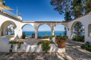 House Le Rocce with private beach