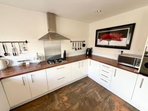 Modern 3BR with Parking -Contractor Friendly