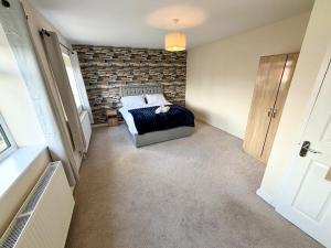 Modern 3BR with Parking -Contractor Friendly