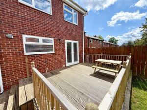 Modern 3BR with Parking -Contractor Friendly