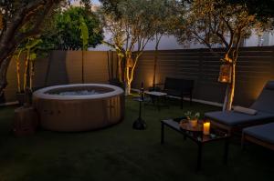 Hot Tub - 5 min to Beaches - Private Garden - Netflix