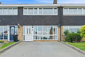 Cozy 3-Bed House Basildon