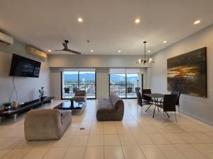 Jaco Bay Condo 2BR Pool, beach steps and Security