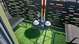 Purple Whisper 1-BDR Designer Apt, 2 Beds, Balcony