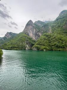 Te Panorama, Komani Lake