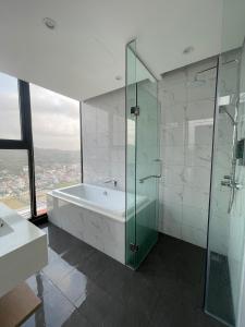 23F Luxury Condo Viewing Halong Bay Water Music