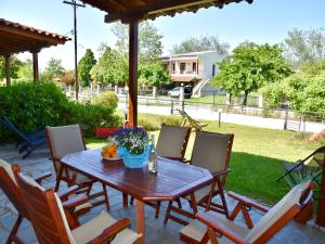 Relaxed family villa with garden, just steps from the beach in Fourka