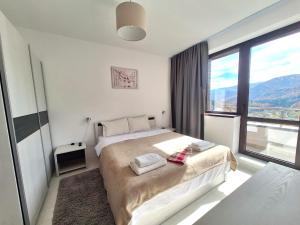 Colina Blossom Retreat - Balcony & Forest View