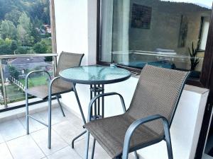 Colina Blossom Retreat - Balcony & Forest View