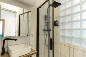 Light-Filled Duomo 2BR2BA Top-Floor Flat