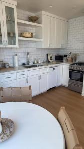 Cozy Coastal Retreat with King Bed & Full Kitchen
