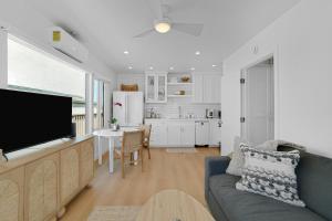 Cozy Coastal Retreat with King Bed & Full Kitchen