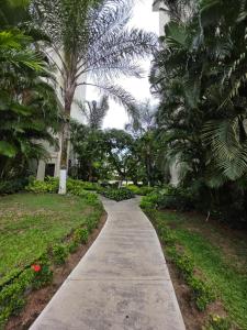 Jaco Bay Condo 2BR Pool, beach steps and Security