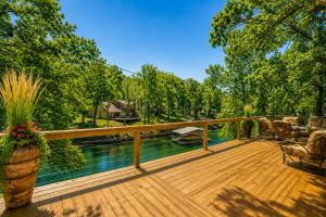 Pub, Hot Tub, Game Room, Monkey Island Waterfront
