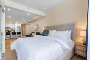 DownTown King Suite with Balcony